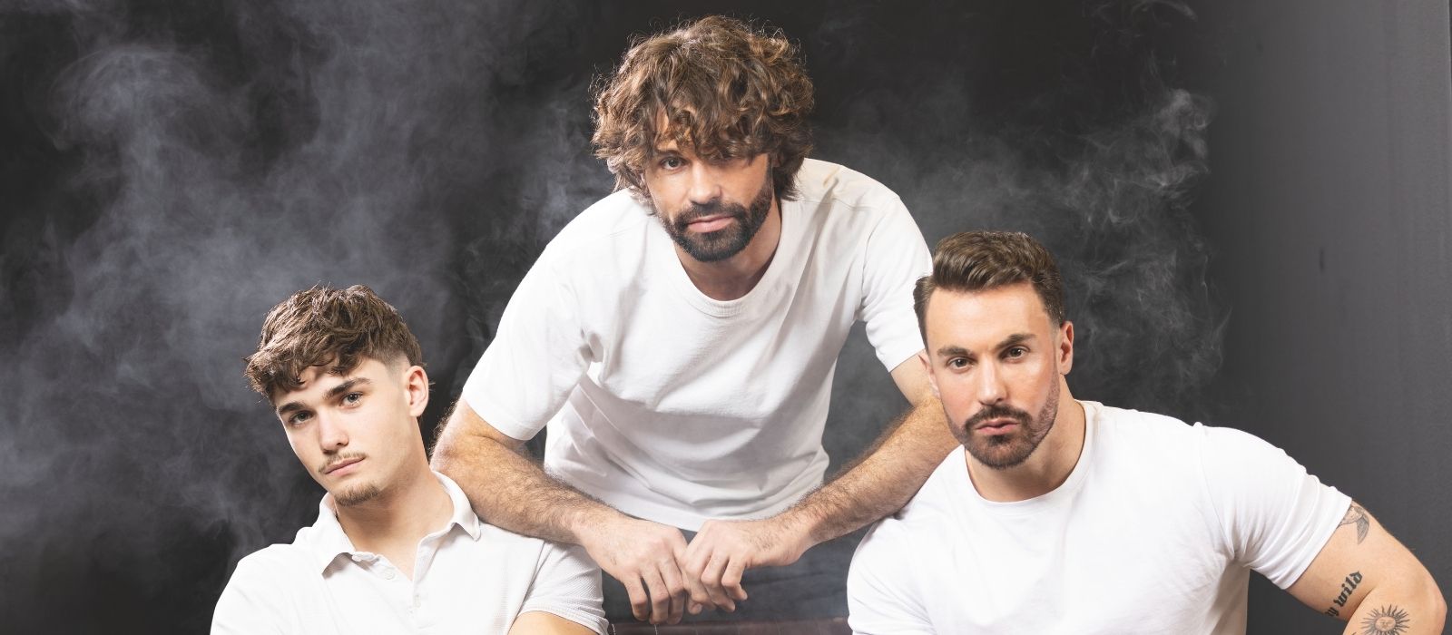 Trois dirigeants de salons de coiffure sur fond sombre